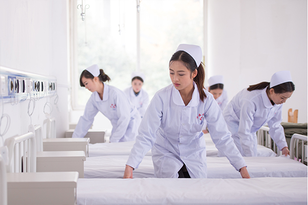 學(xué)校學(xué)生做實訓(xùn)操作