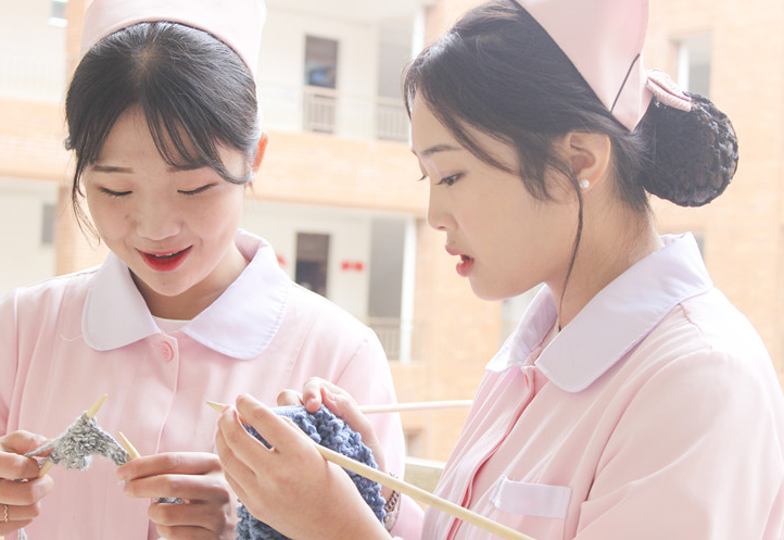 五月花學(xué)子給老人織圍巾