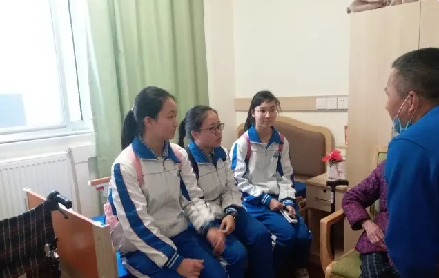 成都七中學子和敬老院老人在聊天