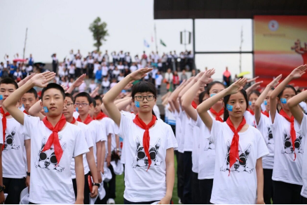 成都市實(shí)驗(yàn)外國語學(xué)校舉行第47屆綜合運(yùn)動(dòng)會(huì)現(xiàn)場(chǎng)