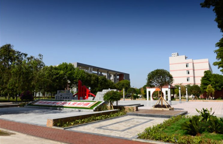 四川礦產(chǎn)機(jī)電技師學(xué)院校園一角