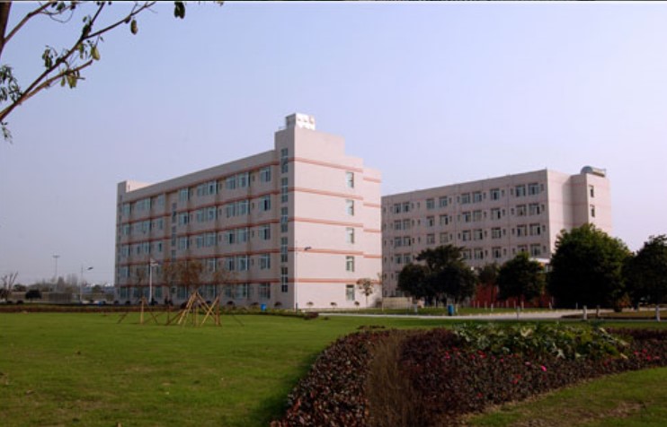 四川礦產(chǎn)機(jī)電技師學(xué)院校園一角