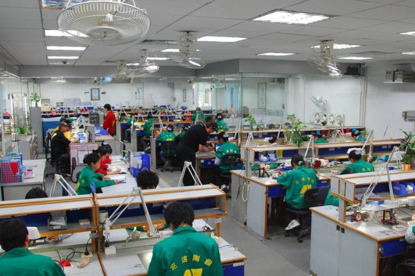 圖為口腔修復工藝專業(yè)部分同學工作環(huán)境