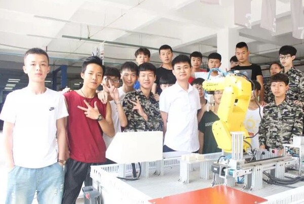 成都五月花高級(jí)技工學(xué)校部分老師合照