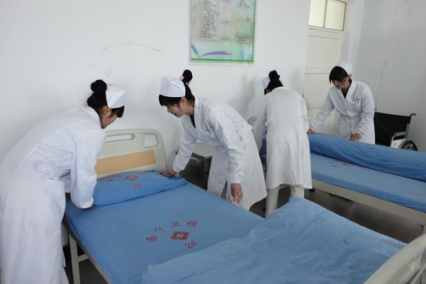成都華大衛(wèi)校學子在做實訓操作