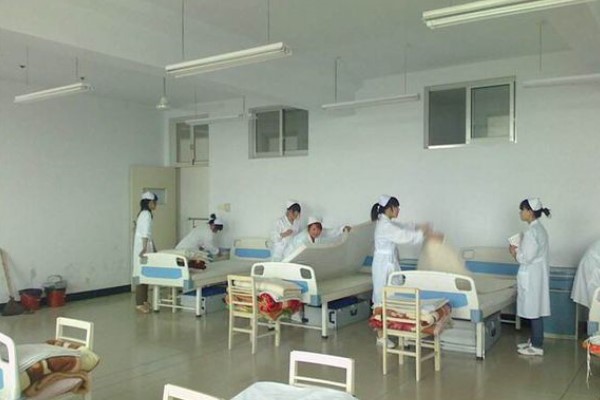 成都華大衛(wèi)校學子在做實訓操作