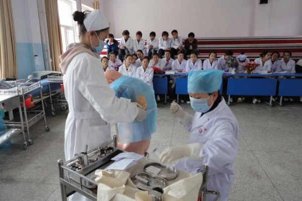 成都華大衛(wèi)校老師在給學生上實訓課