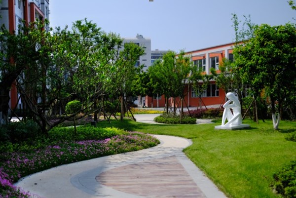成都鐵路衛(wèi)校校園小徑