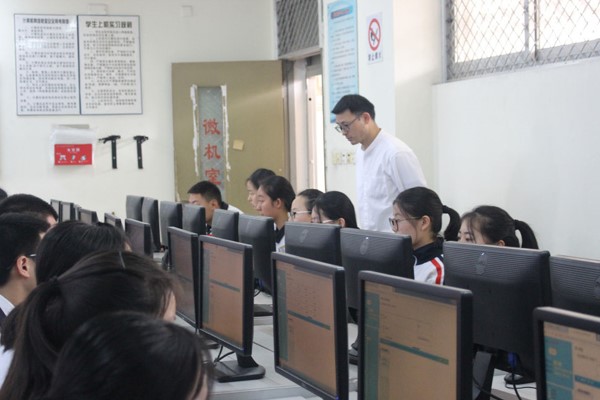 財(cái)貿(mào)職業(yè)高中學(xué)校會(huì)計(jì)電算化技能大賽