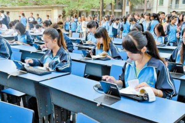 會(huì)計(jì)專業(yè)的同學(xué)在進(jìn)行會(huì)計(jì)電算化比賽