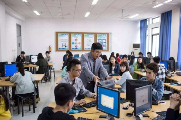 會(huì)計(jì)專業(yè)同學(xué)在上會(huì)計(jì)電算化課程