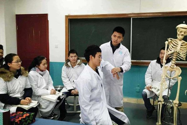 四川省針灸學校中醫(yī)康復技術(shù)專業(yè)學生在上實訓課