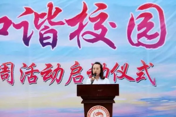 團委書記兼學(xué)生科副科長歐陽鑫薇宣讀獲獎名單