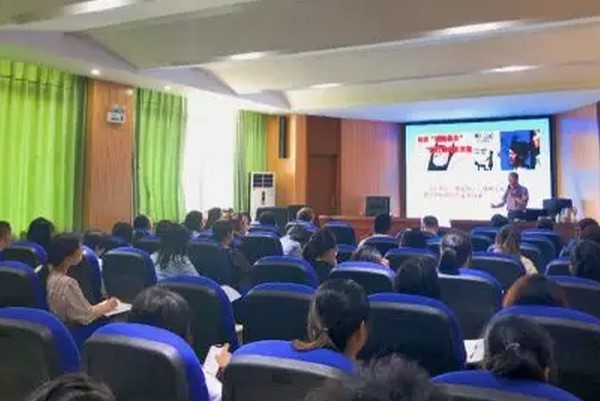 四川省針灸學(xué)校舉辦學(xué)生管理團(tuán)隊工作培訓(xùn)會現(xiàn)場