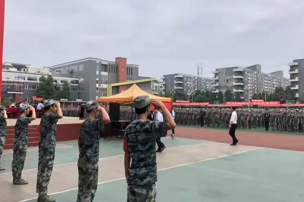 成都機(jī)電工程學(xué)校國旗下英姿颯爽的護(hù)衛(wèi)隊