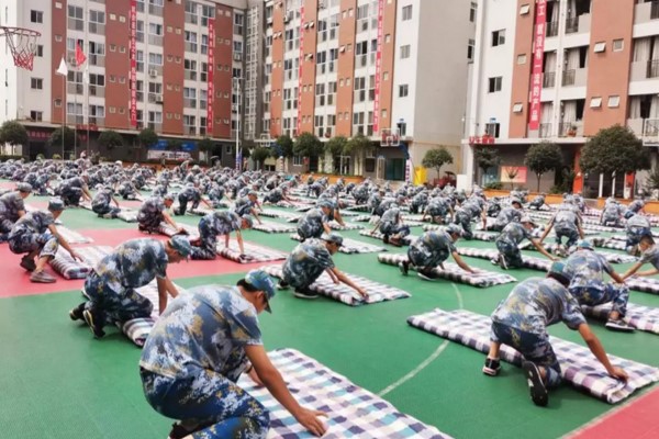 中國(guó)五冶大學(xué)新生比賽疊軍被現(xiàn)場(chǎng)