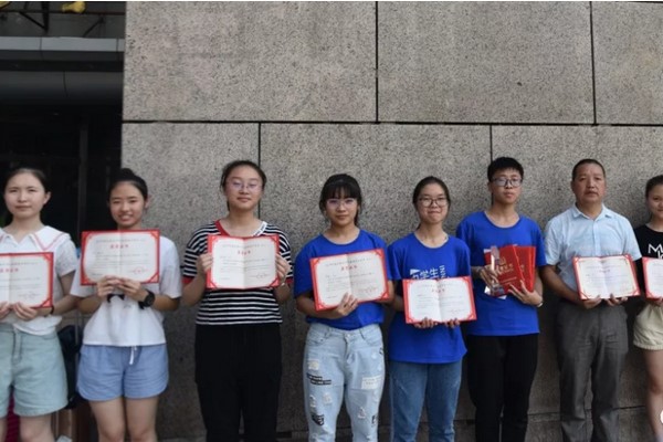 金堂中學參賽師生合影
