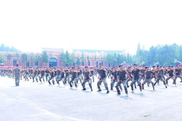 成都希望職業(yè)學(xué)校學(xué)子軍體拳表演