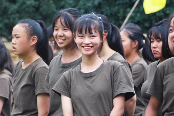 成都希望職業(yè)學(xué)校學(xué)子開心地微笑