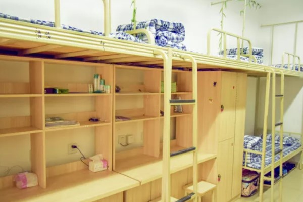 成都五月花高級技工學(xué)校宿舍一角