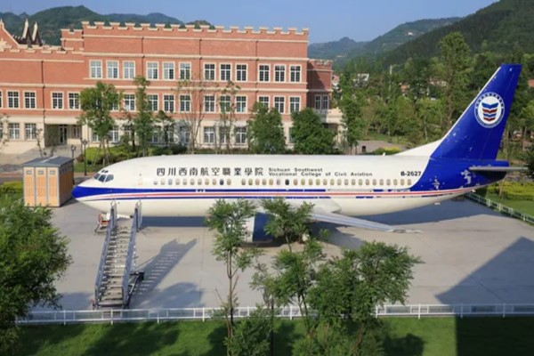 西南航空學(xué)院B737-300實體飛機(jī)