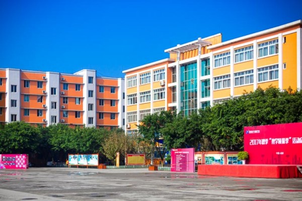 四川新華電腦學(xué)校校園一角