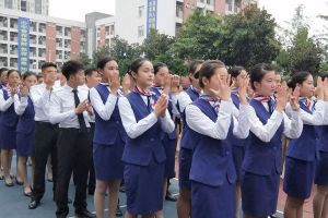 四川中職院校大全 2019成都華商理工職業(yè)學(xué)校升旗儀式來了