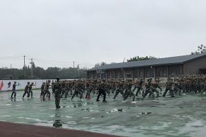 四川中職院校大全 成都天府職業(yè)技術(shù)學(xué)校舉行2019軍訓(xùn)成果匯報表演