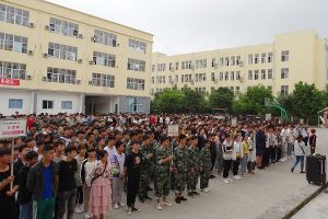 四川職業(yè)院校安全管理大新聞 2019合江縣少岷職業(yè)技術(shù)學(xué)校開(kāi)展校園違禁物品排查收繳工作