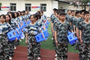 成都中專學(xué)校軍訓(xùn)正當(dāng)時(shí) 2019年成都市蜀興職業(yè)中學(xué)軍訓(xùn)讓青春邁開正步!