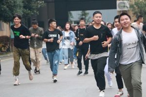 成都中專學(xué)校哪家好 四川科華高級技工學(xué)校舉行2019年應(yīng)急突擊疏散演練