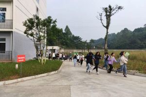 四川中職院校樂(lè)山市旅游學(xué)校舉行2019年“防踩踏”應(yīng)急疏散演練活動(dòng)