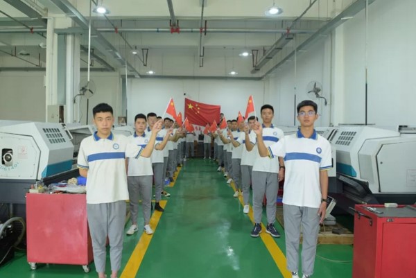 2019年成都石化工業(yè)學校學子濃情告白祖國70華誕