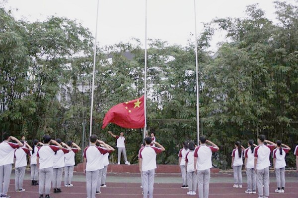 四川城市技師學(xué)院升旗儀式現(xiàn)場(chǎng)