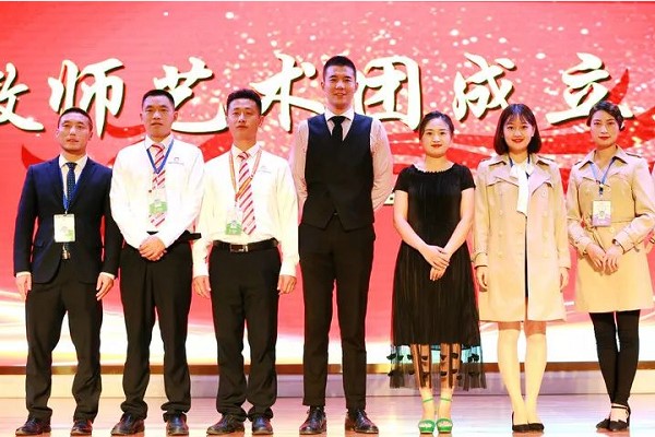 天府新區(qū)航空旅游職業(yè)學(xué)院教師藝術(shù)團各小組組長合影