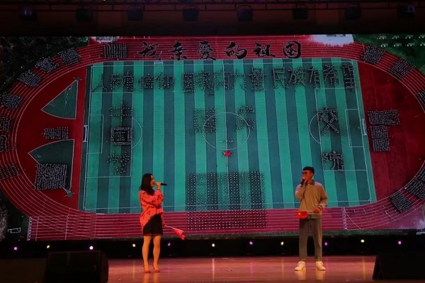 四川交通職業(yè)技術(shù)學(xué)院學(xué)生合唱《我和我的祖國(guó)》