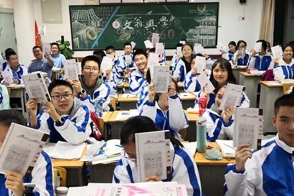 成都石室中學(xué)開展家長(zhǎng)委員會(huì)成立大會(huì)