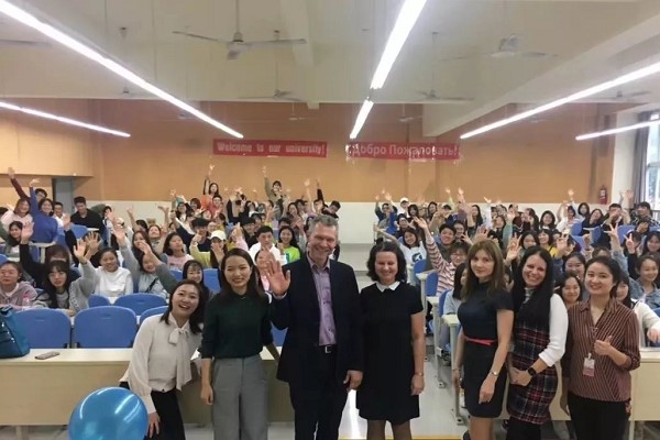 白俄羅斯國立大學等學校到四川現(xiàn)代藝術學校訪問