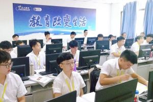 成都中專學(xué)校北大青鳥學(xué)校召開家長會