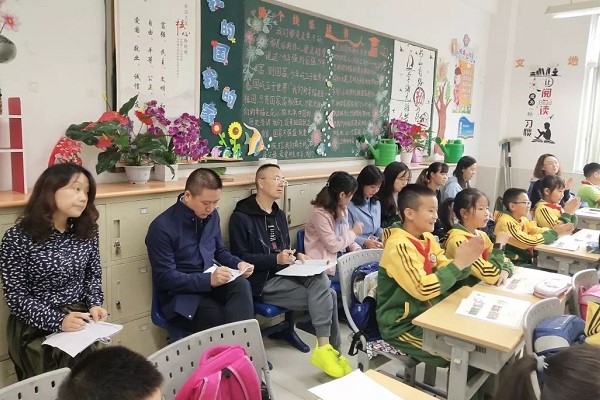 成都職業(yè)學校希望職業(yè)學校開展校級研討
