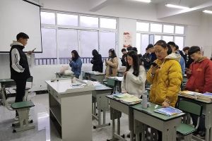 成都職業(yè)學校希望職業(yè)學校舉行法制宣傳活動