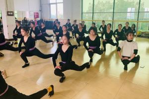 成都中專學校四川愛華學院打造高效課堂