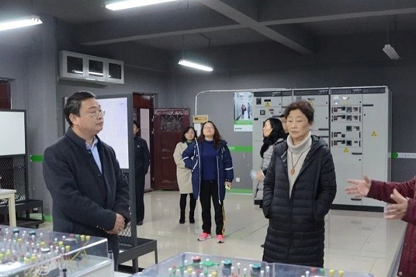 領導蒞臨四川中職學?，F(xiàn)代藝術學校指導工作