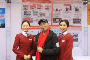 李伯清參觀成都東星航空職業(yè)學校禁毒展覽作品