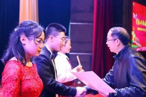 成都高中學(xué)校石室中學(xué)喜迎合唱比賽