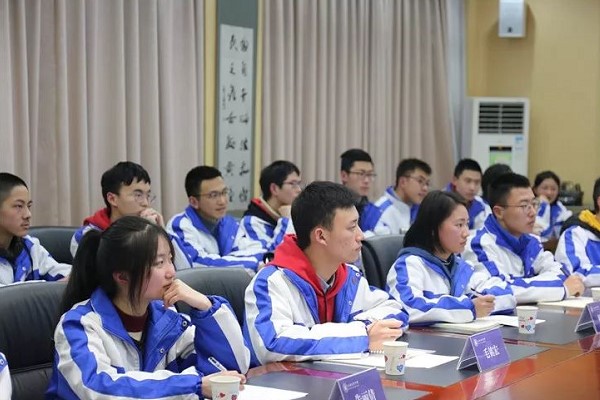成都高中學(xué)校石室中學(xué)舉行“校長(zhǎng)面對(duì)面”活動(dòng)