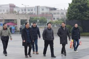 成都中專學(xué)校新春意|成都石化工業(yè)學(xué)校慰問羅國峰老師