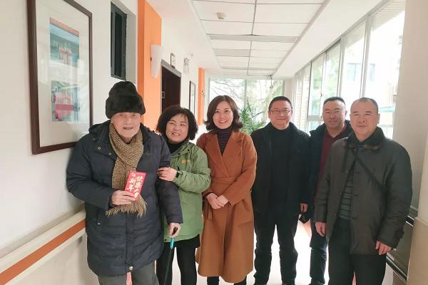 成都中職學校領導看望崇慶中學離休老干部