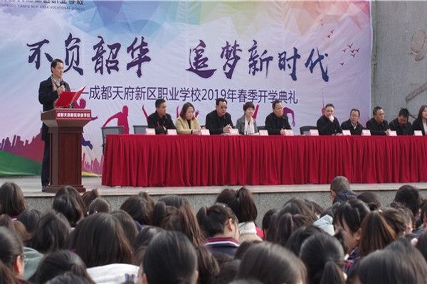 崇州市電子職業(yè)技術(shù)學(xué)?？箵粢咔橥Ｕn不停學(xué)