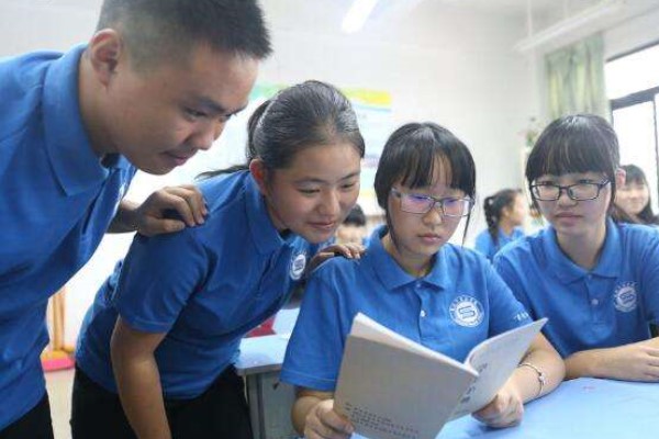 校團(tuán)委致四川省金堂中學(xué)女老師的一封信